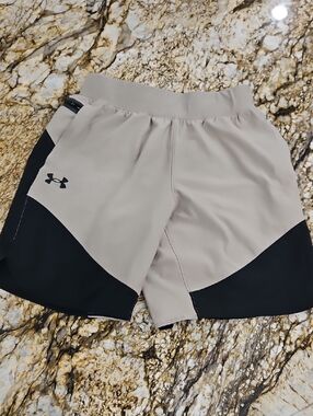Under Armour Two-Tone Men's Athletic Shorts in Beige and Black. Size S